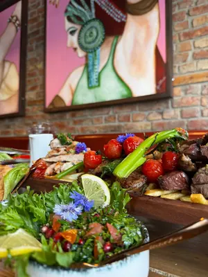 Grillplatte mit saftigen Grillgerichten und Beilagen