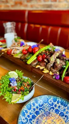 Grillplatte mit frischem Salat und gegrillten Gemüsen