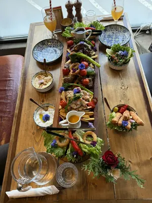 Mediterrane Meze von oben — Auswahl kleiner Gerichte