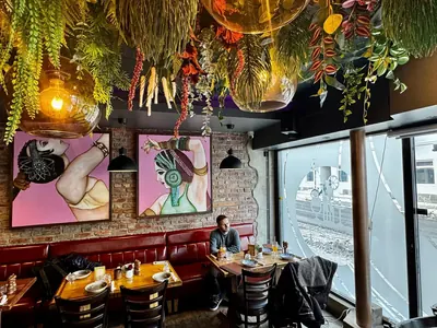 Interieur mit Kunst und warmer Beleuchtung
