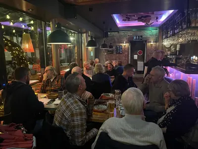 Lebhafte Bar-Stimmung am Abend