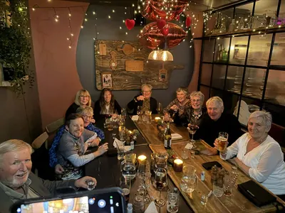 Freundesgruppe genießt den Abend