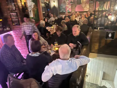 Volles Lokal mit glücklichen Gästen