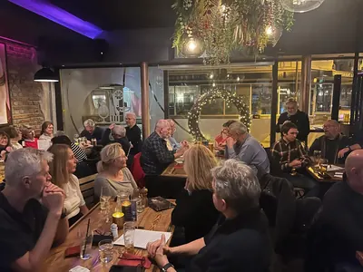 Gedeckter Tisch mit mediterraner Küche