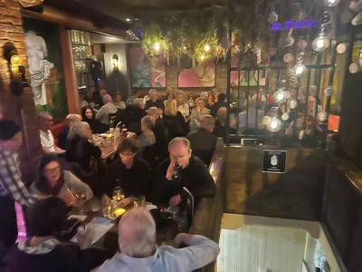 Feier mit gutem Essen und Getränken