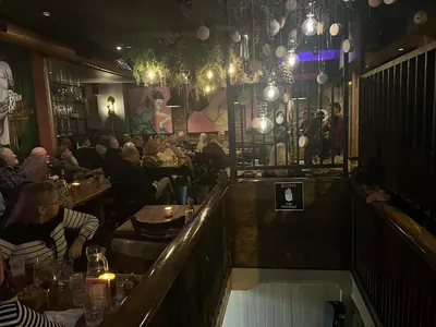 Essen und Getränke auf dem Tisch