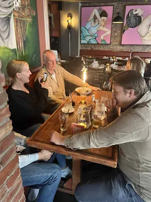 Gäste am Tisch